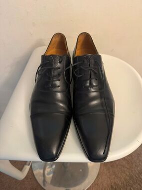 Magnanni Black Leather Cap-Toe Derby Shoes